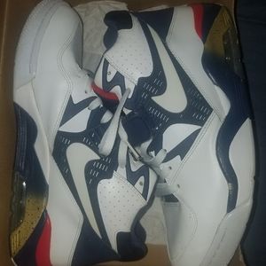 Sneakers.   Nike airforce 180